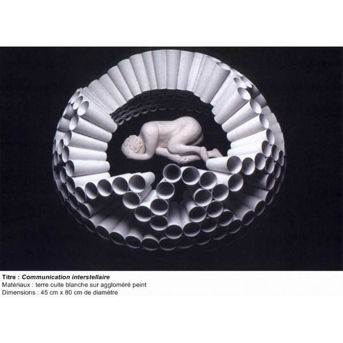 Sculpture. Titre: COMMUNICATION INTERSTELLAIRE, Matériau: Faïence blanche, Diam:,81 x 37 cm
