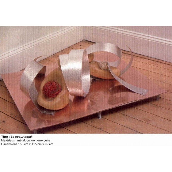 Sculpture: Titre: le Coeur noué, matériau: base de cuivre, rubans d'aluminium, 2 personnages en courbe en terre cuite - 50 x 115 x 92 cm, 