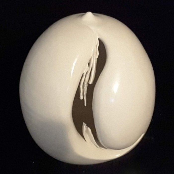 Sculpture: Titre:  Bulle filamenteuse - Terre cuite blanche, émaillée ivoire satinée.Diam: 20 cm